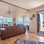Seaside Bliss On The Beach, Bloubergstrand- 5 Bedroom