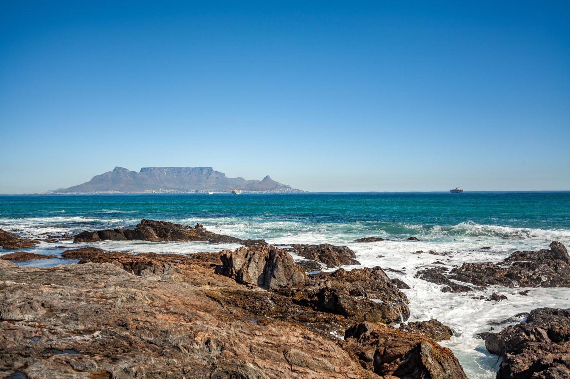 Seaside Bliss On The Beach, Bloubergstrand- 5 Bedroom * Le Cap