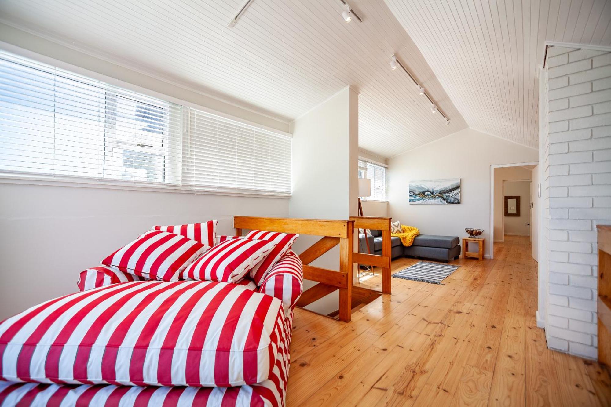 Seaside Bliss On The Beach, Bloubergstrand- 5 Bedroom *