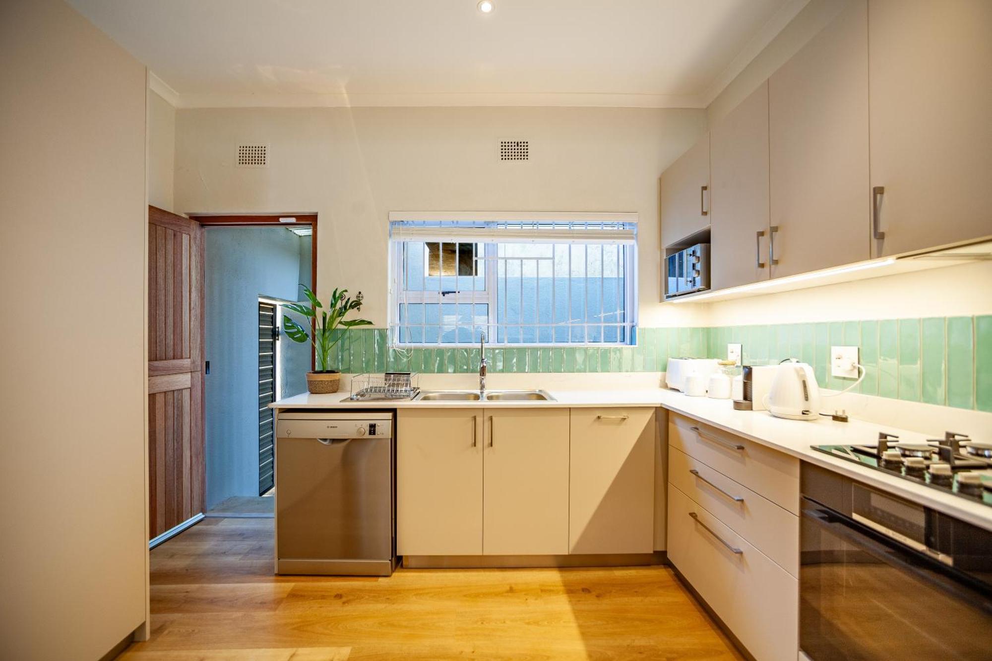 Seaside Bliss On The Beach, Bloubergstrand- 5 Bedroom Appartement *