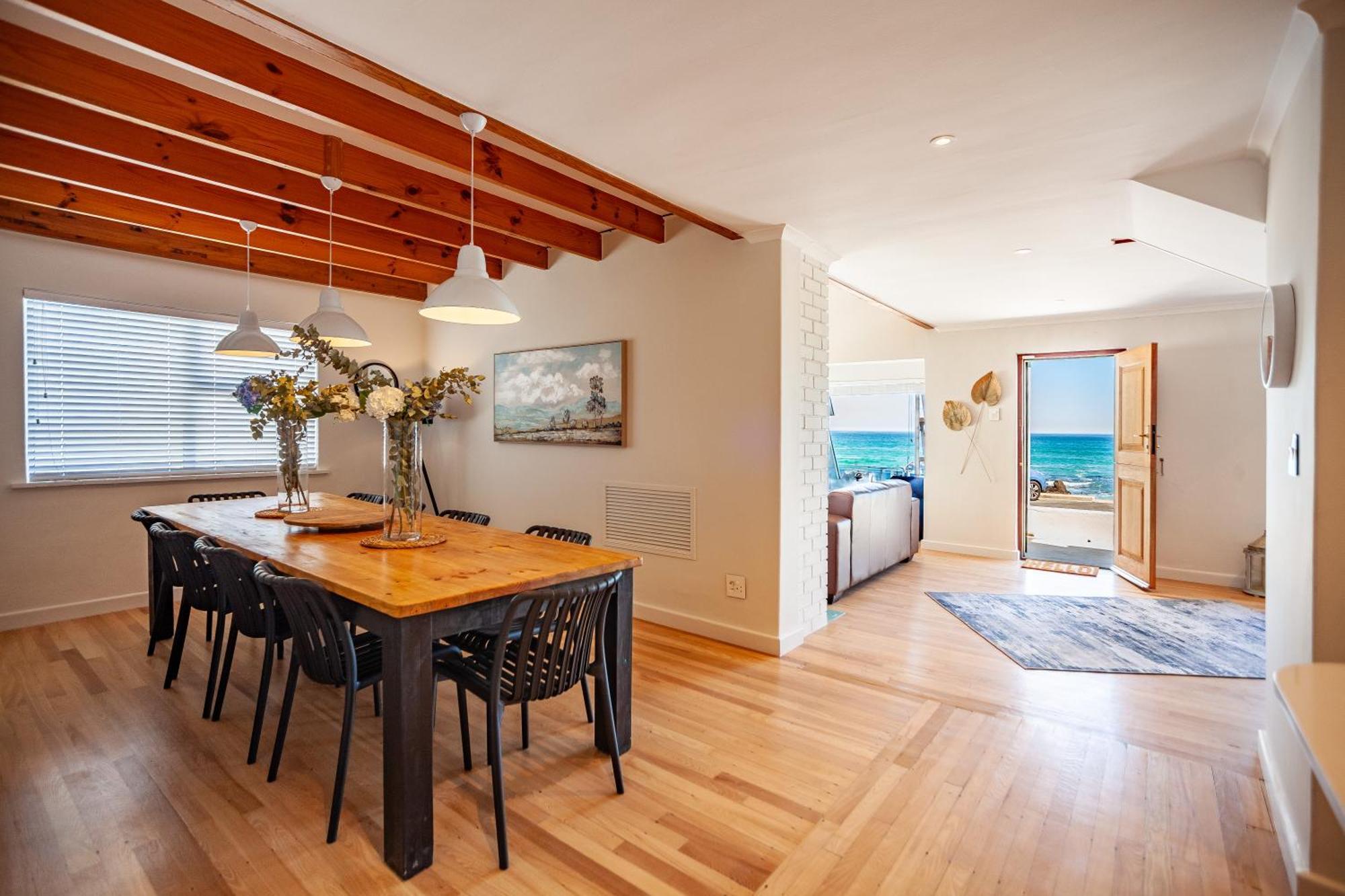Seaside Bliss On The Beach, Bloubergstrand- 5 Bedroom *