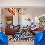 Seaside Bliss On The Beach, Bloubergstrand- 5 Bedroom