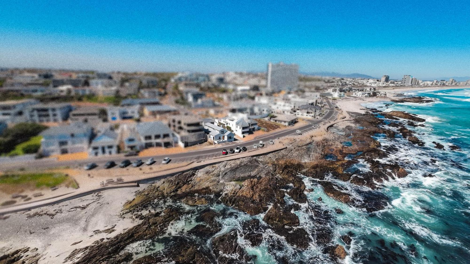 Apartment Seaside Bliss On The Beach, Bloubergstrand- 5 Bedroom Cape Town