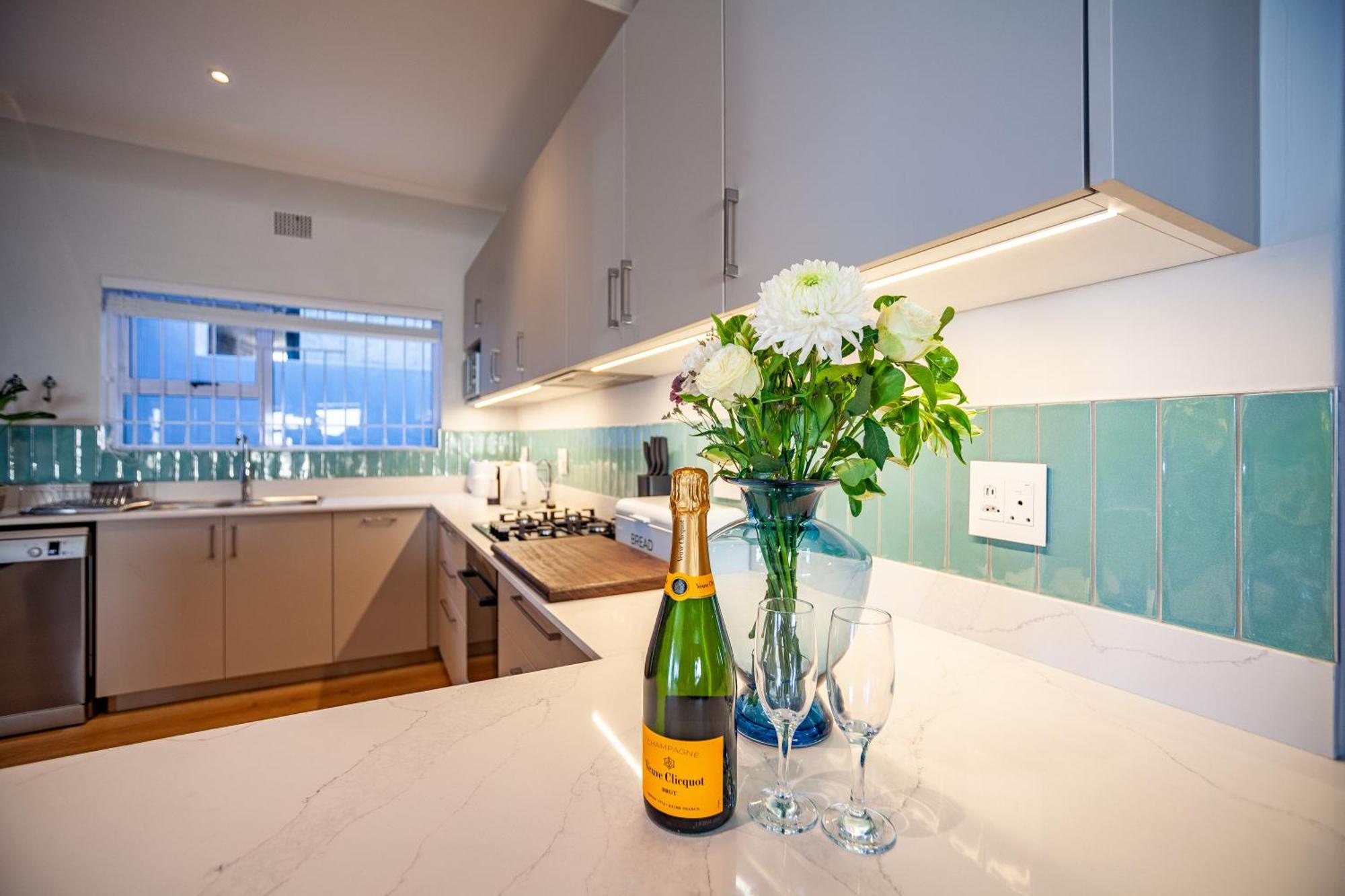 Seaside Bliss On The Beach, Bloubergstrand- 5 Bedroom Apartment *