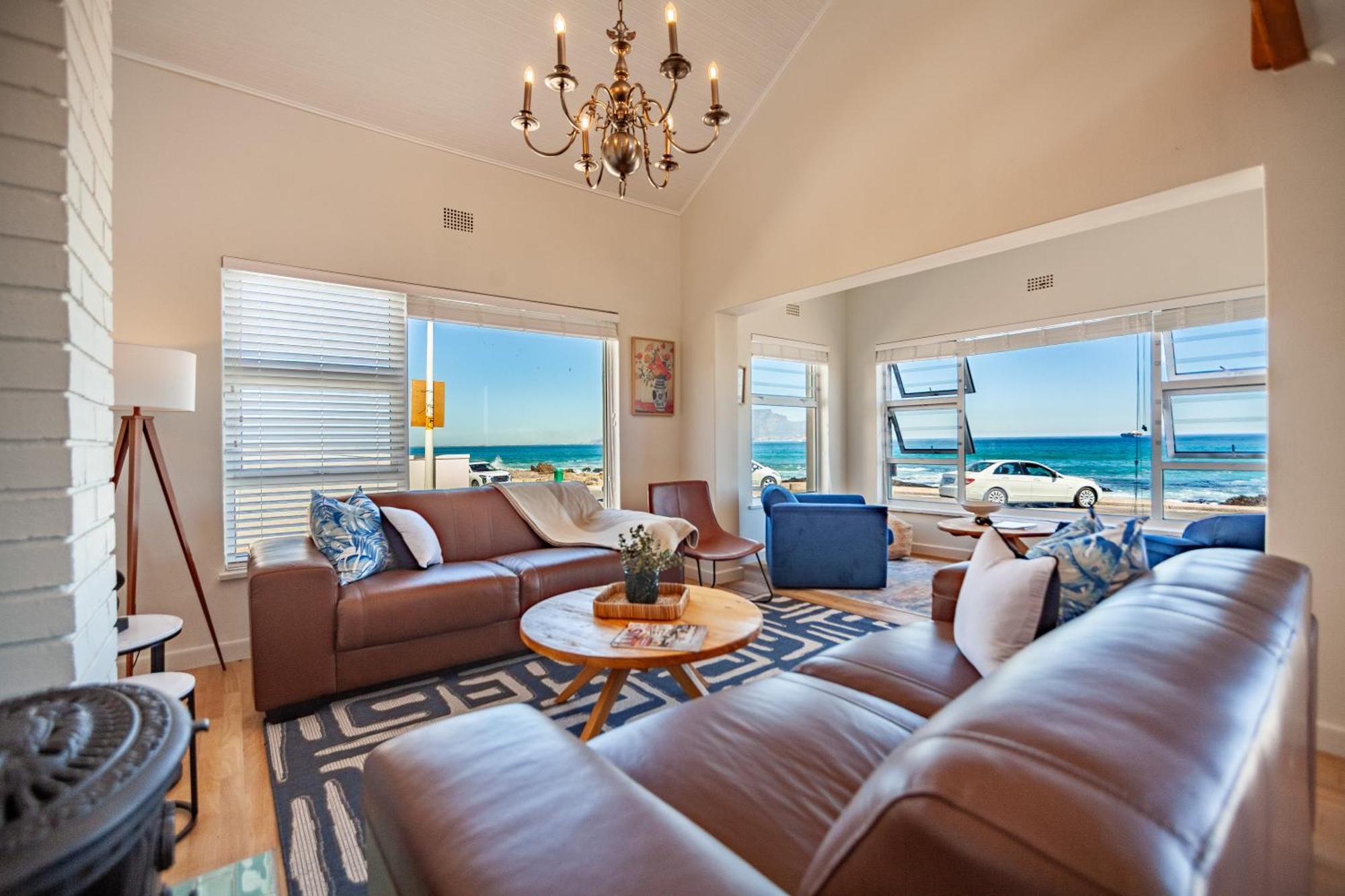 Seaside Bliss On The Beach, Bloubergstrand- 5 Bedroom *