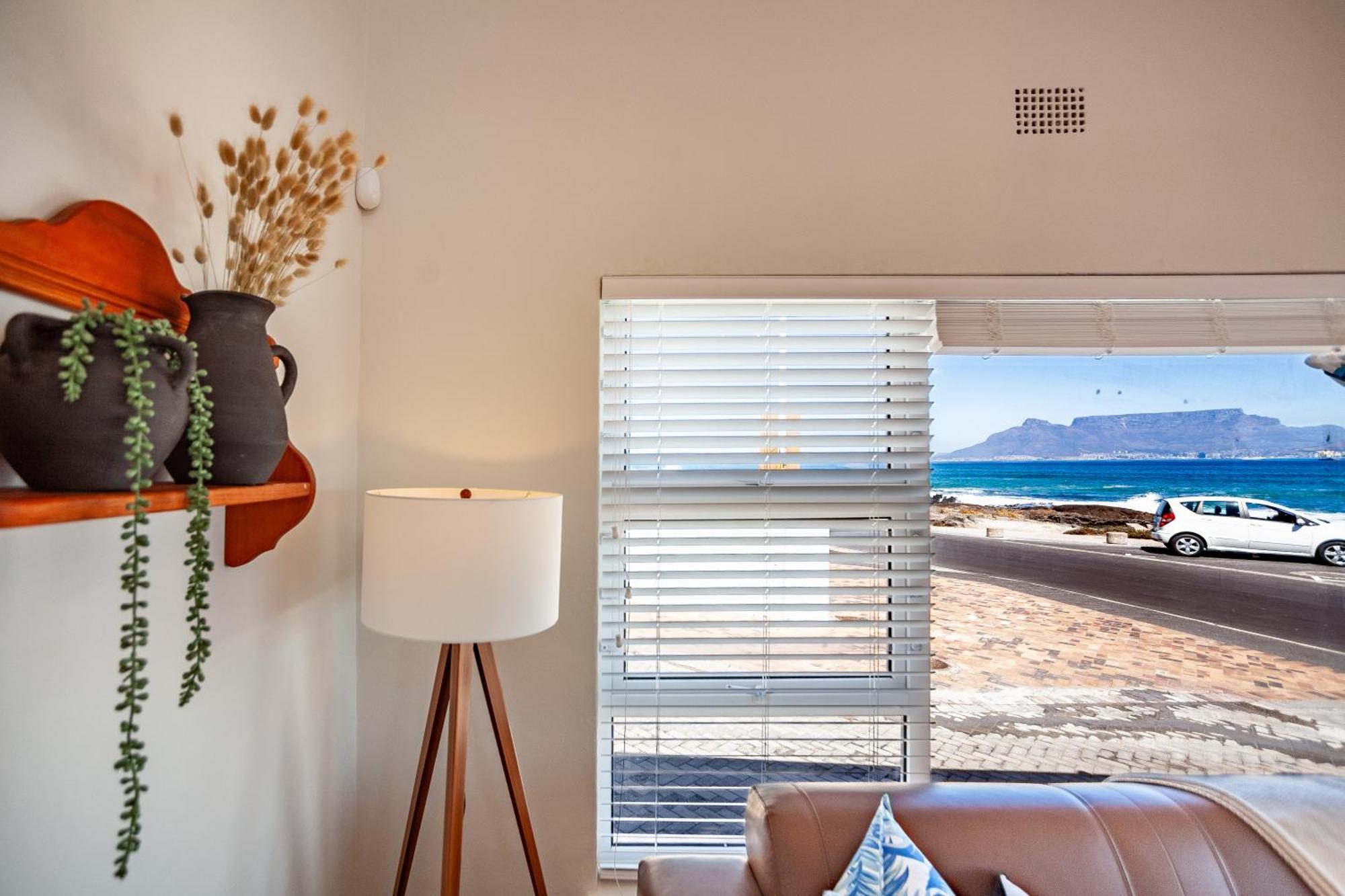 Seaside Bliss On The Beach, Bloubergstrand- 5 Bedroom Apartment