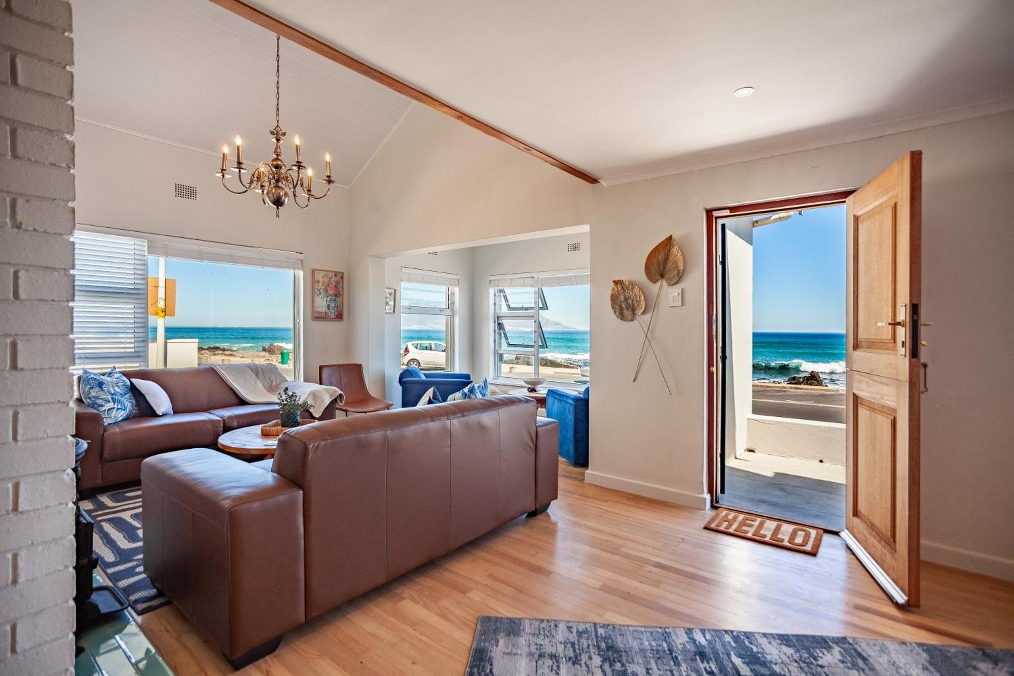 Apartment Seaside Bliss On The Beach, Bloubergstrand- 5 Bedroom Cape Town