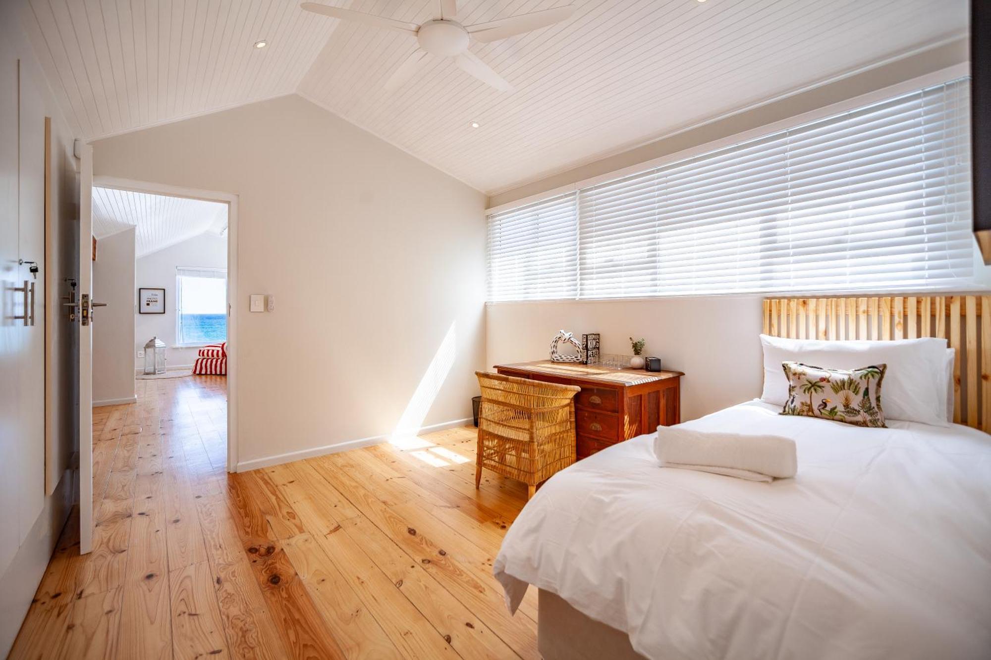 Seaside Bliss On The Beach, Bloubergstrand- 5 Bedroom * Cape Town