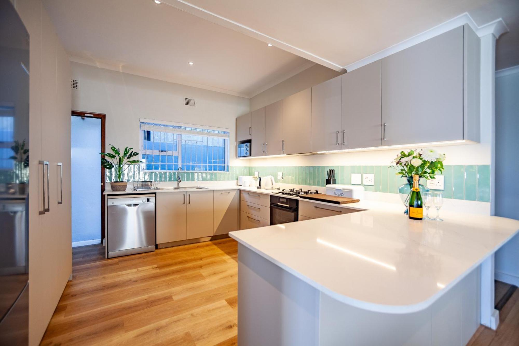 Seaside Bliss On The Beach, Bloubergstrand- 5 Bedroom * Cape Town