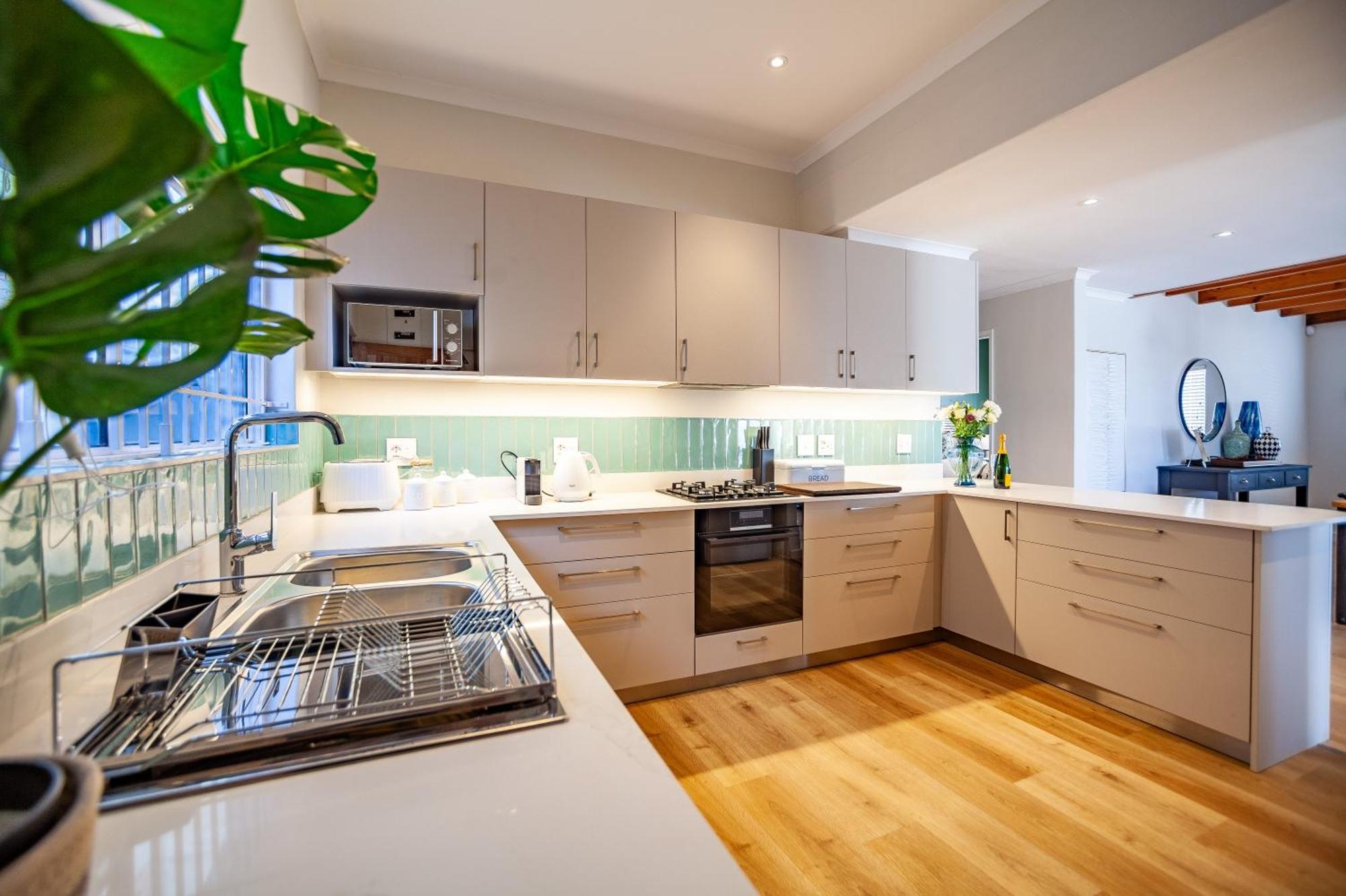 Apartment Seaside Bliss On The Beach, Bloubergstrand- 5 Bedroom *