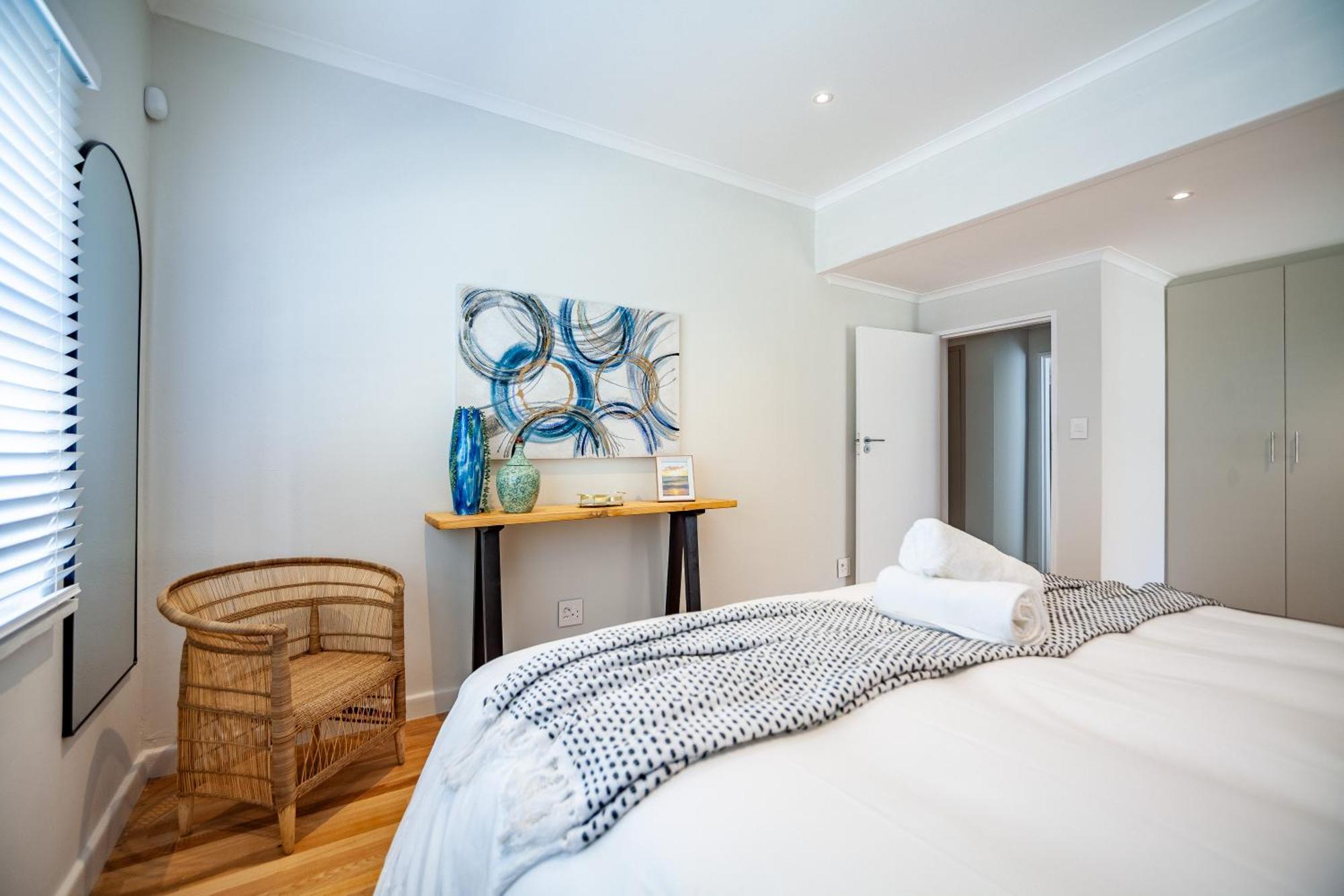 Seaside Bliss On The Beach, Bloubergstrand- 5 Bedroom Apartment Cape Town