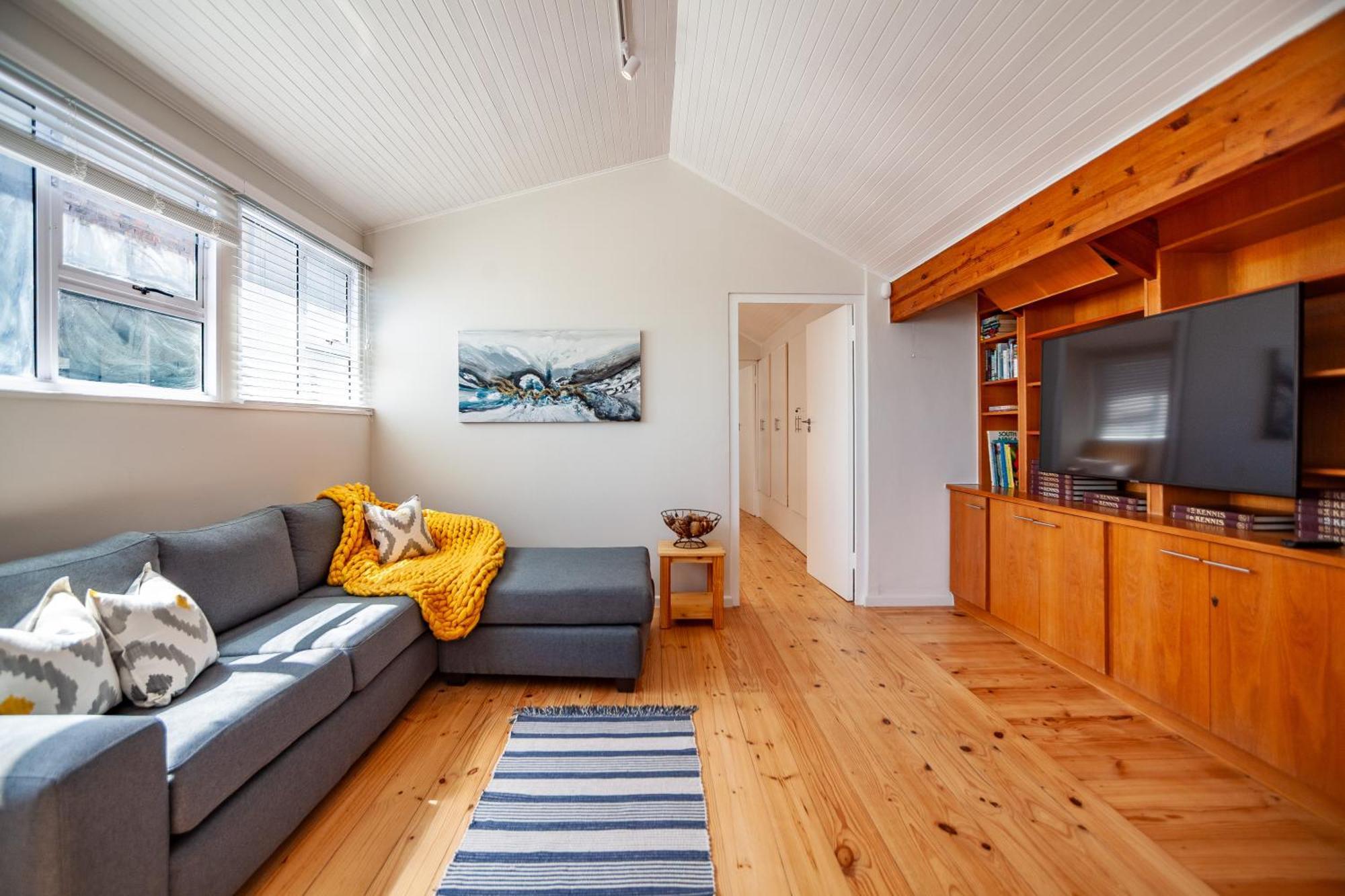 Apartment Seaside Bliss On The Beach, Bloubergstrand- 5 Bedroom Cape Town