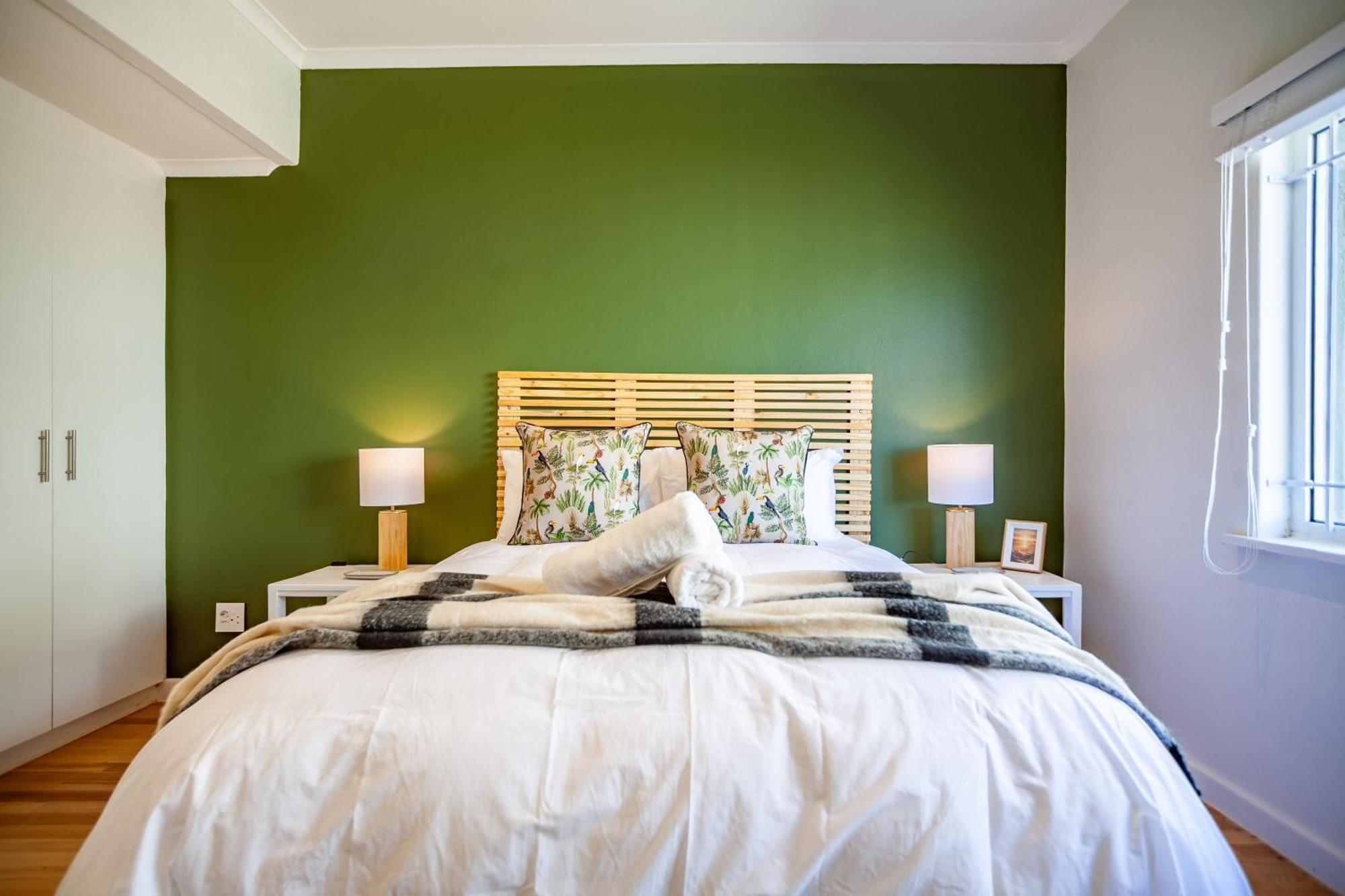 Seaside Bliss On The Beach, Bloubergstrand- 5 Bedroom Cape Town