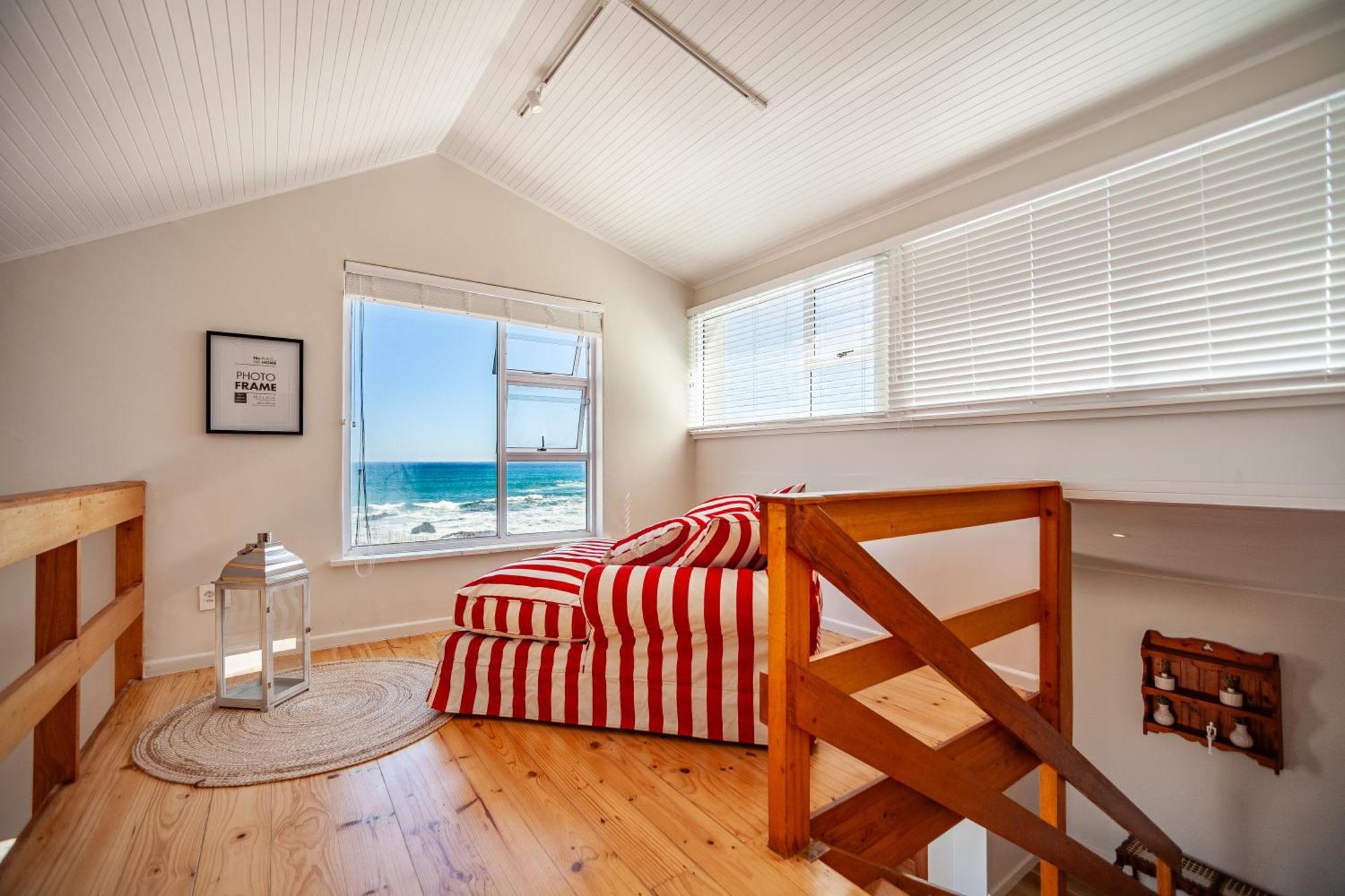 Seaside Bliss On The Beach, Bloubergstrand- 5 Bedroom Apartment *