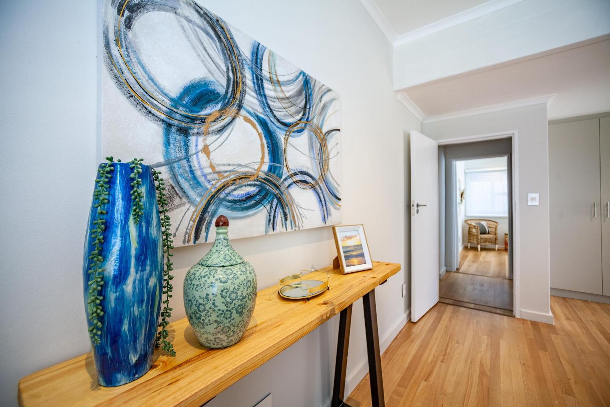 Seaside Bliss On The Beach, Bloubergstrand- 5 Bedroom Apartment Cape Town