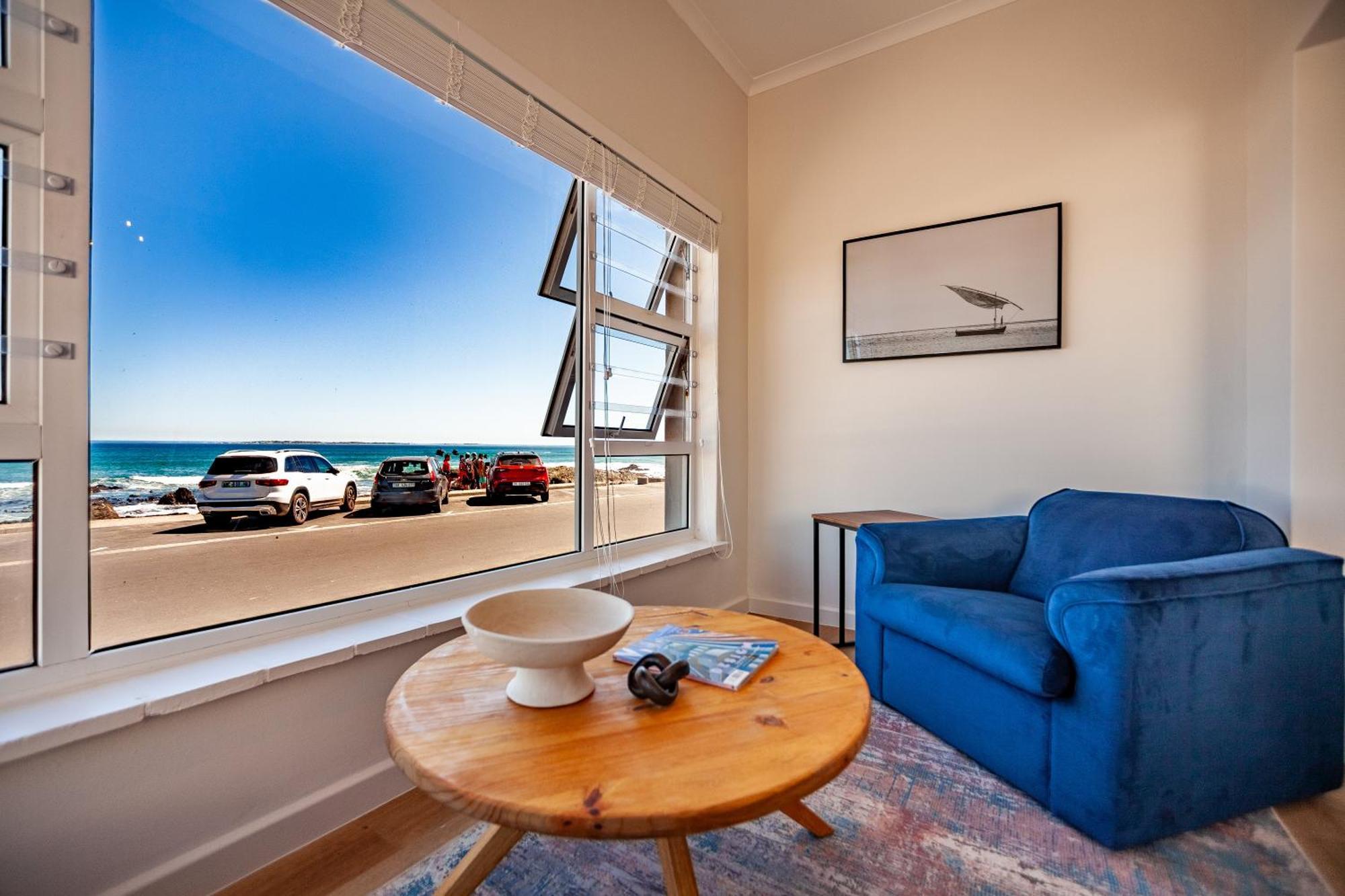Apartment Seaside Bliss On The Beach, Bloubergstrand- 5 Bedroom Cape Town