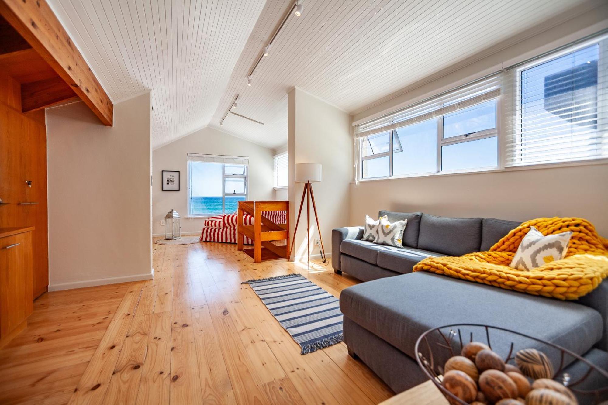 Seaside Bliss On The Beach, Bloubergstrand- 5 Bedroom Apartment