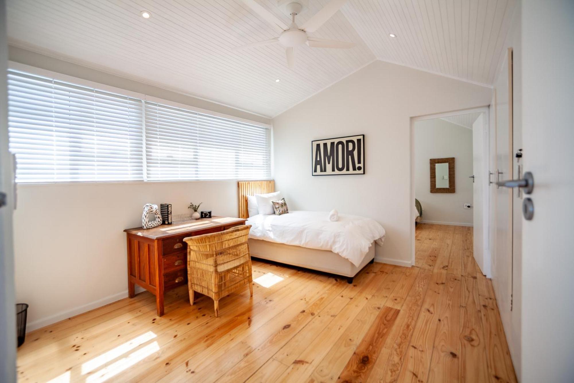 Seaside Bliss On The Beach, Bloubergstrand- 5 Bedroom Apartment *