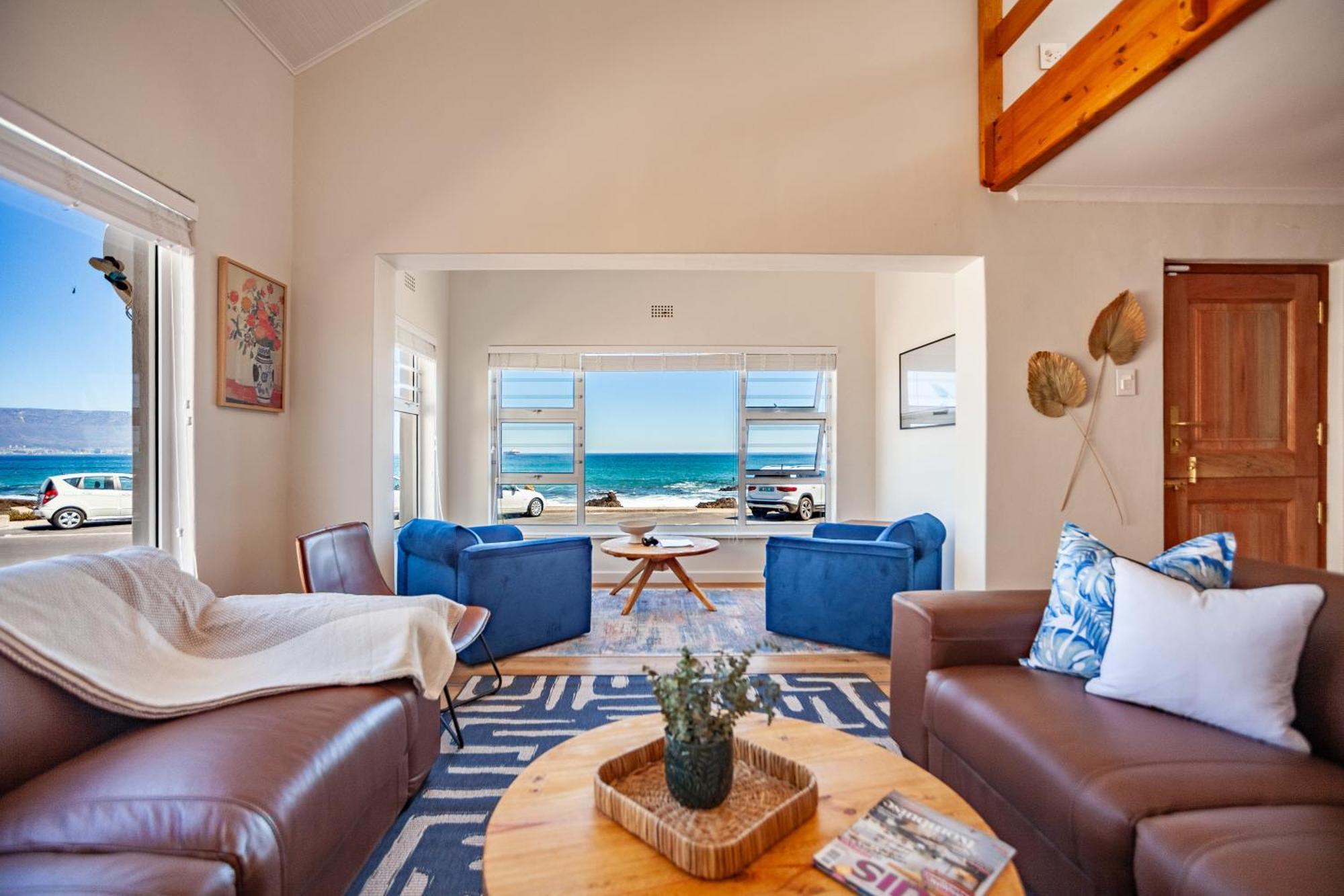 Seaside Bliss On The Beach, Bloubergstrand- 5 Bedroom Apartment Cape Town