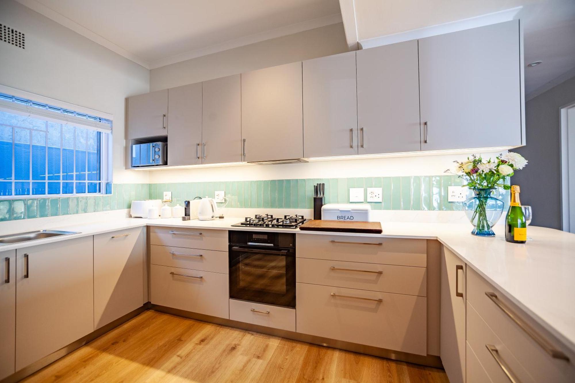 Apartment Seaside Bliss On The Beach, Bloubergstrand- 5 Bedroom Cape Town
