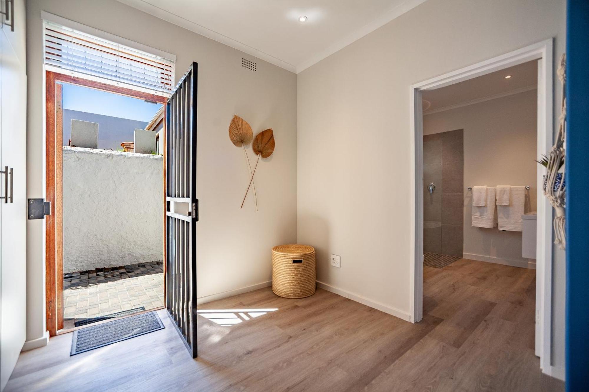 Seaside Bliss On The Beach, Bloubergstrand- 5 Bedroom Cape Town