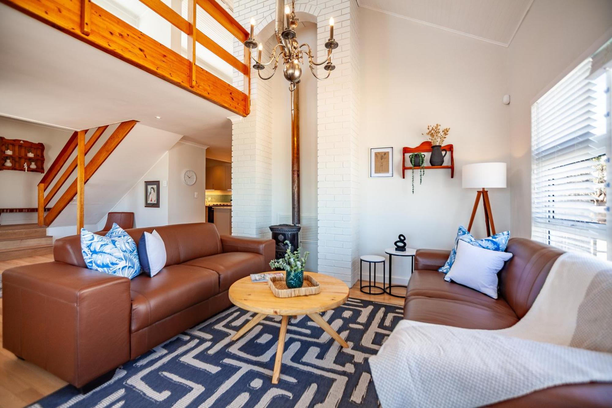 Seaside Bliss On The Beach, Bloubergstrand- 5 Bedroom Apartment *