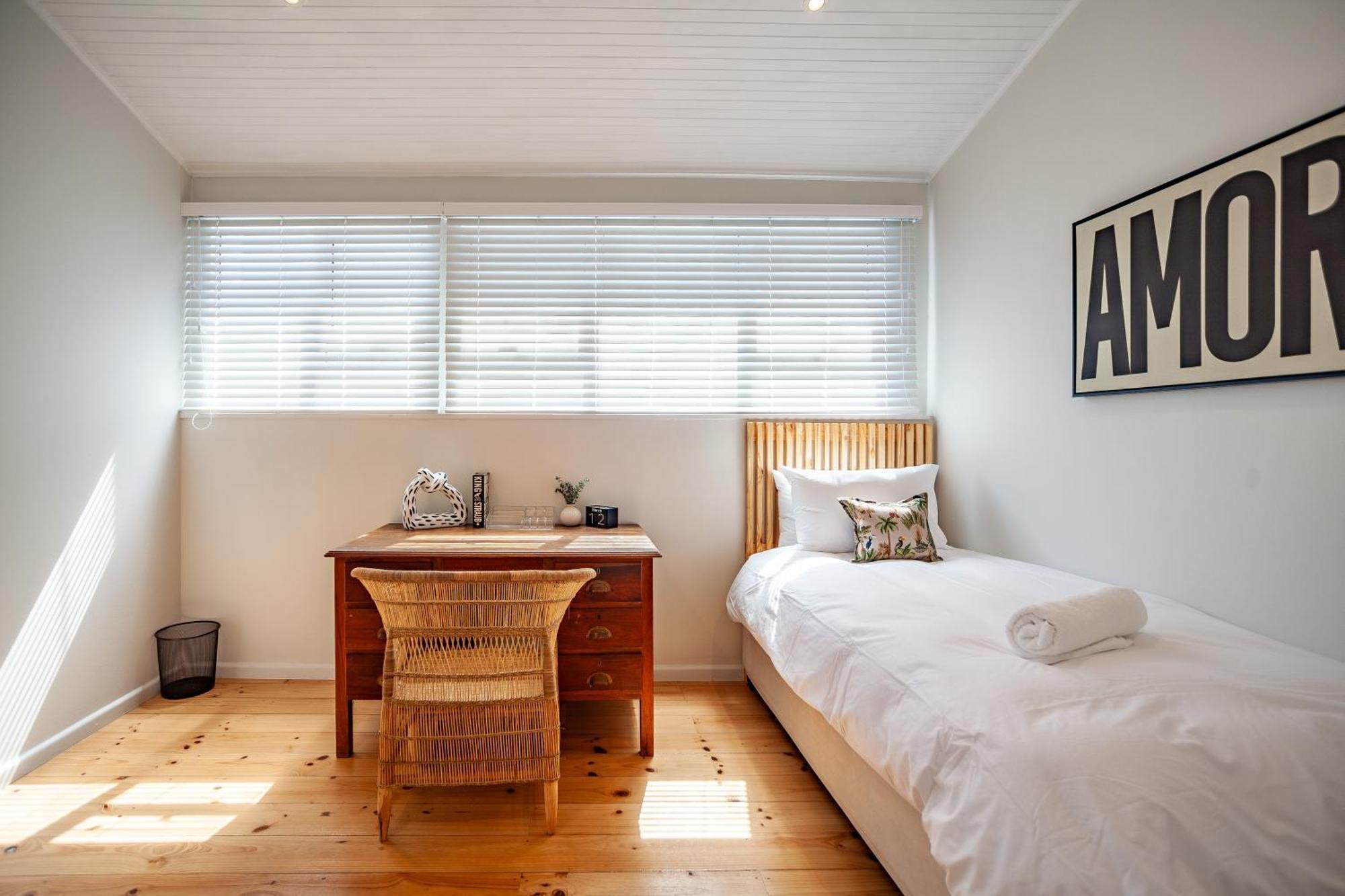Apartment Seaside Bliss On The Beach, Bloubergstrand- 5 Bedroom *