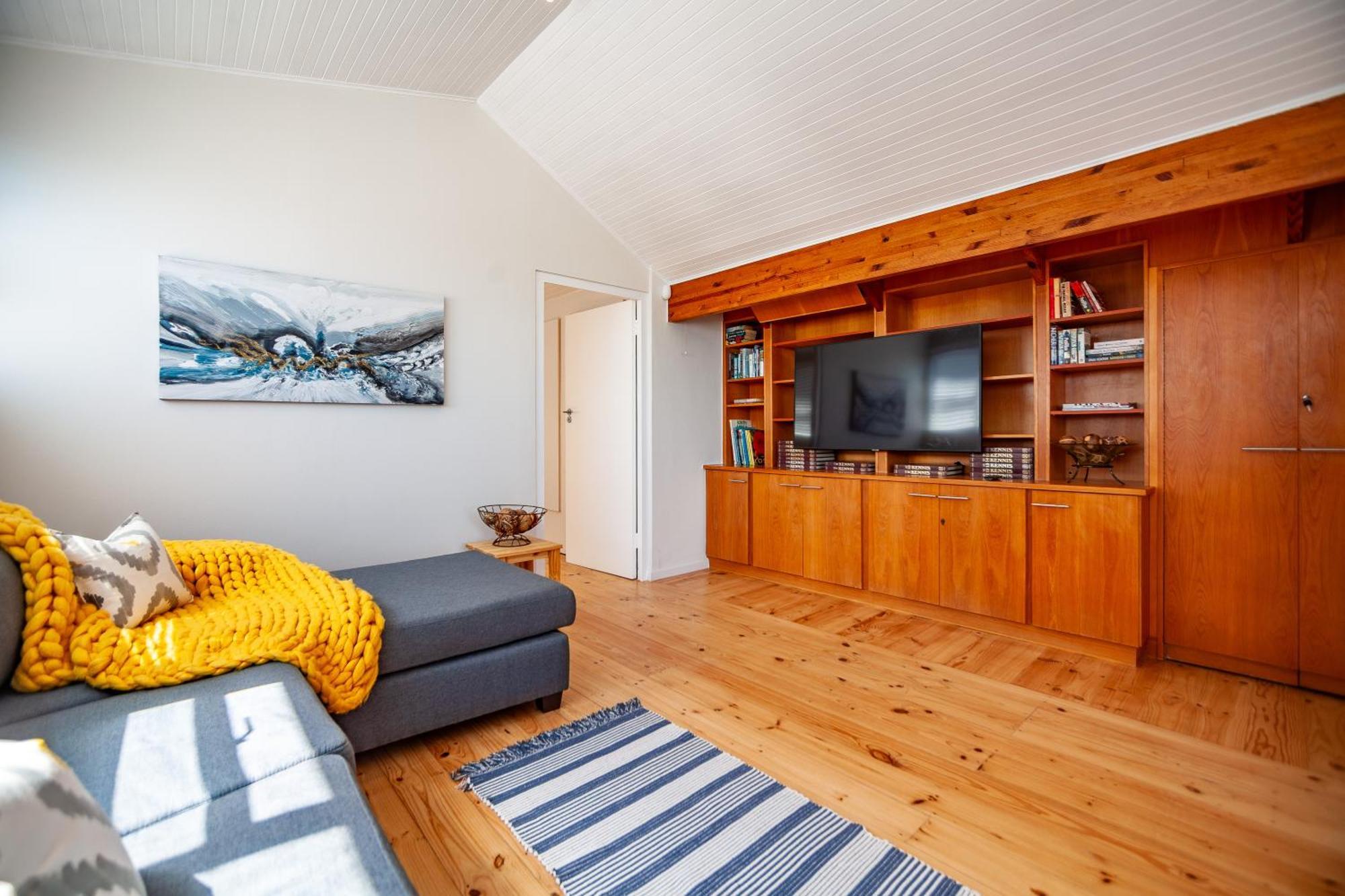 Apartment Seaside Bliss On The Beach, Bloubergstrand- 5 Bedroom Cape Town