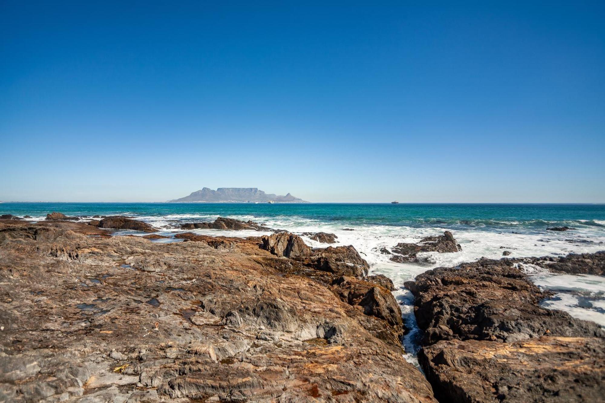 Apartment Seaside Bliss On The Beach, Bloubergstrand- 5 Bedroom Cape Town
