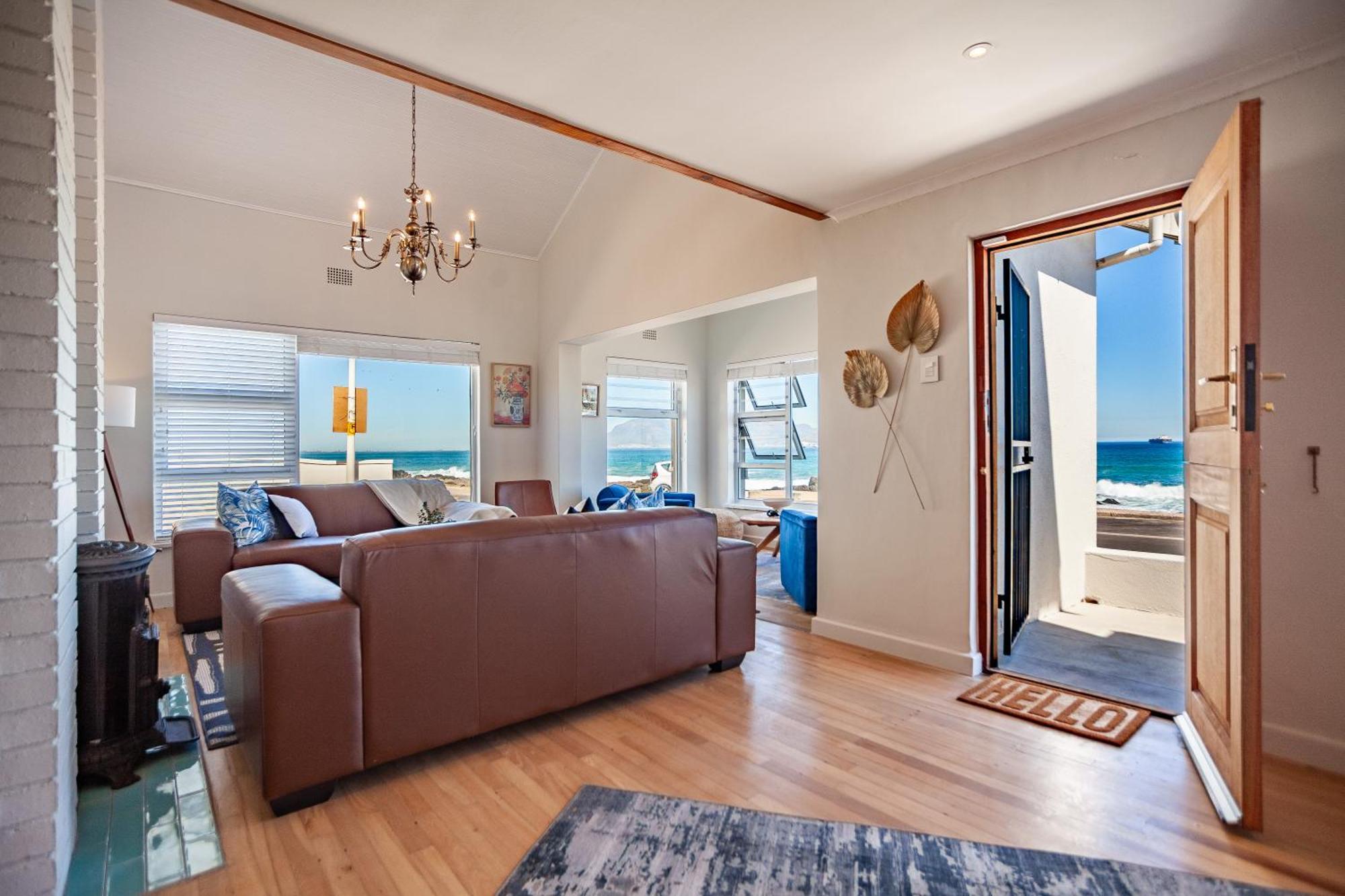 Seaside Bliss On The Beach, Bloubergstrand- 5 Bedroom Cape Town