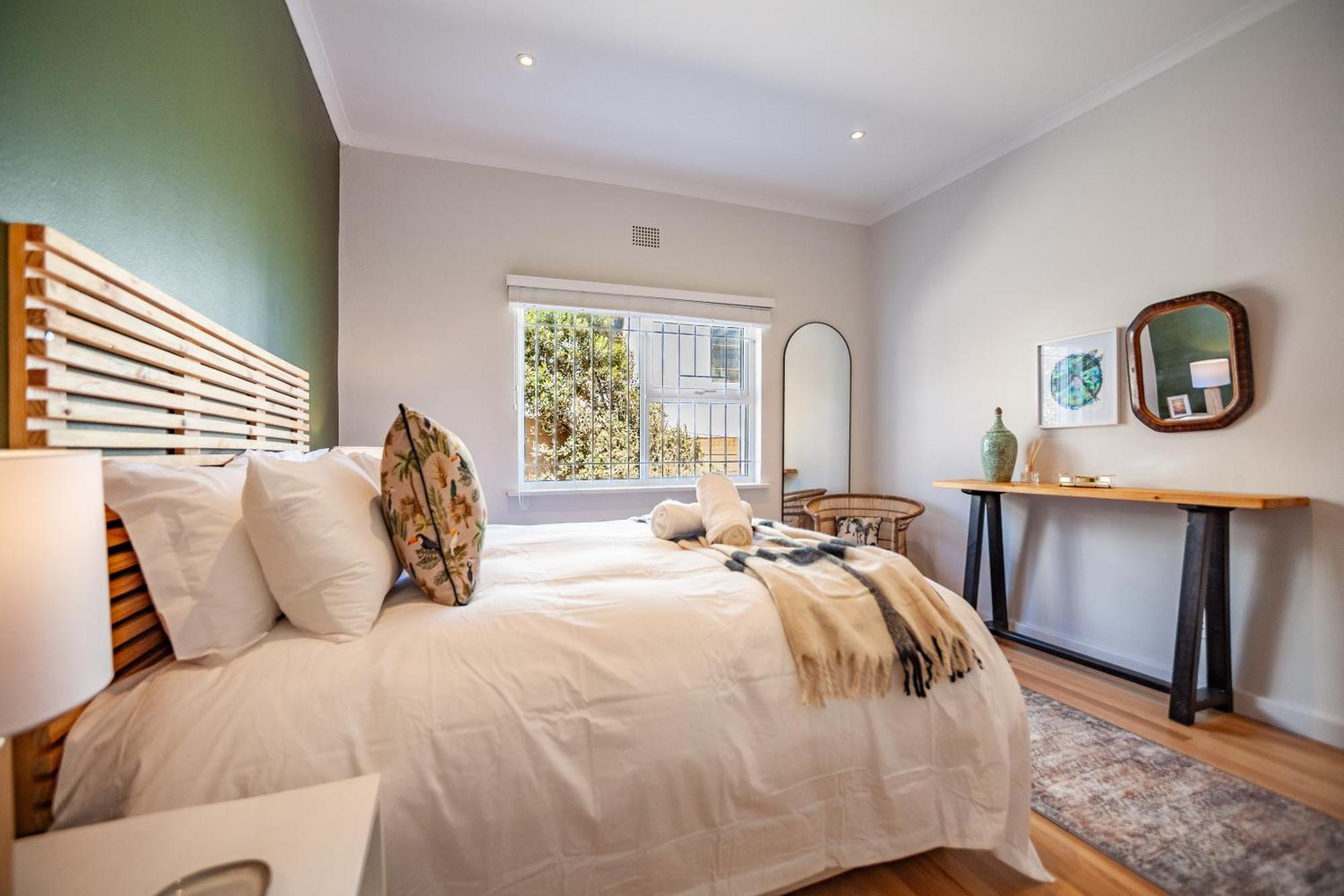 Seaside Bliss On The Beach, Bloubergstrand- 5 Bedroom