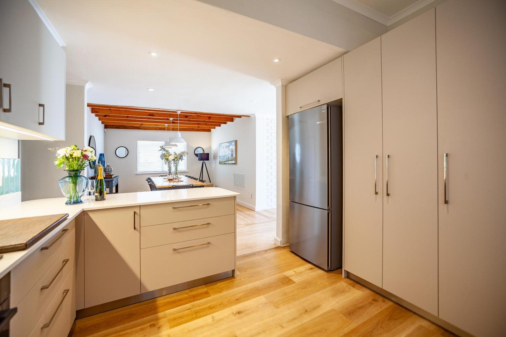 Seaside Bliss On The Beach, Bloubergstrand- 5 Bedroom Apartment