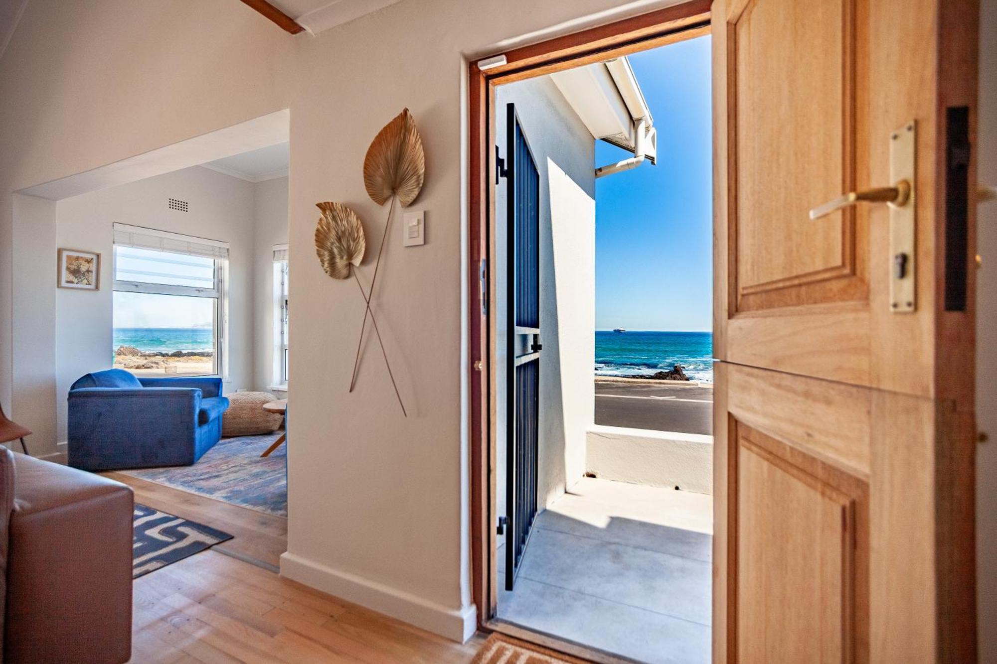 Seaside Bliss On The Beach, Bloubergstrand- 5 Bedroom Apartment *