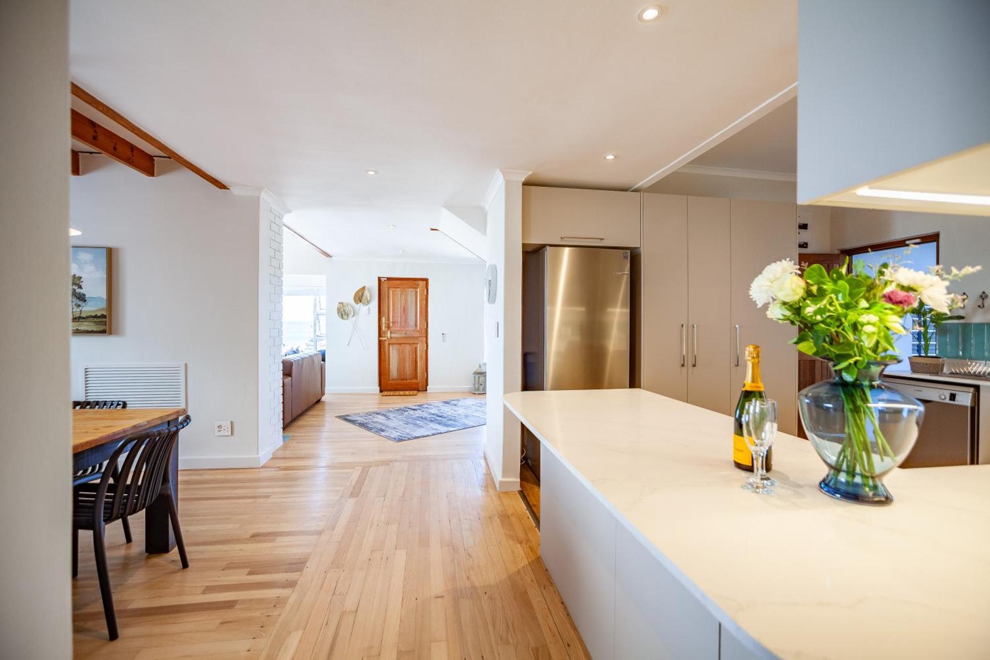 Apartment Seaside Bliss On The Beach, Bloubergstrand- 5 Bedroom *