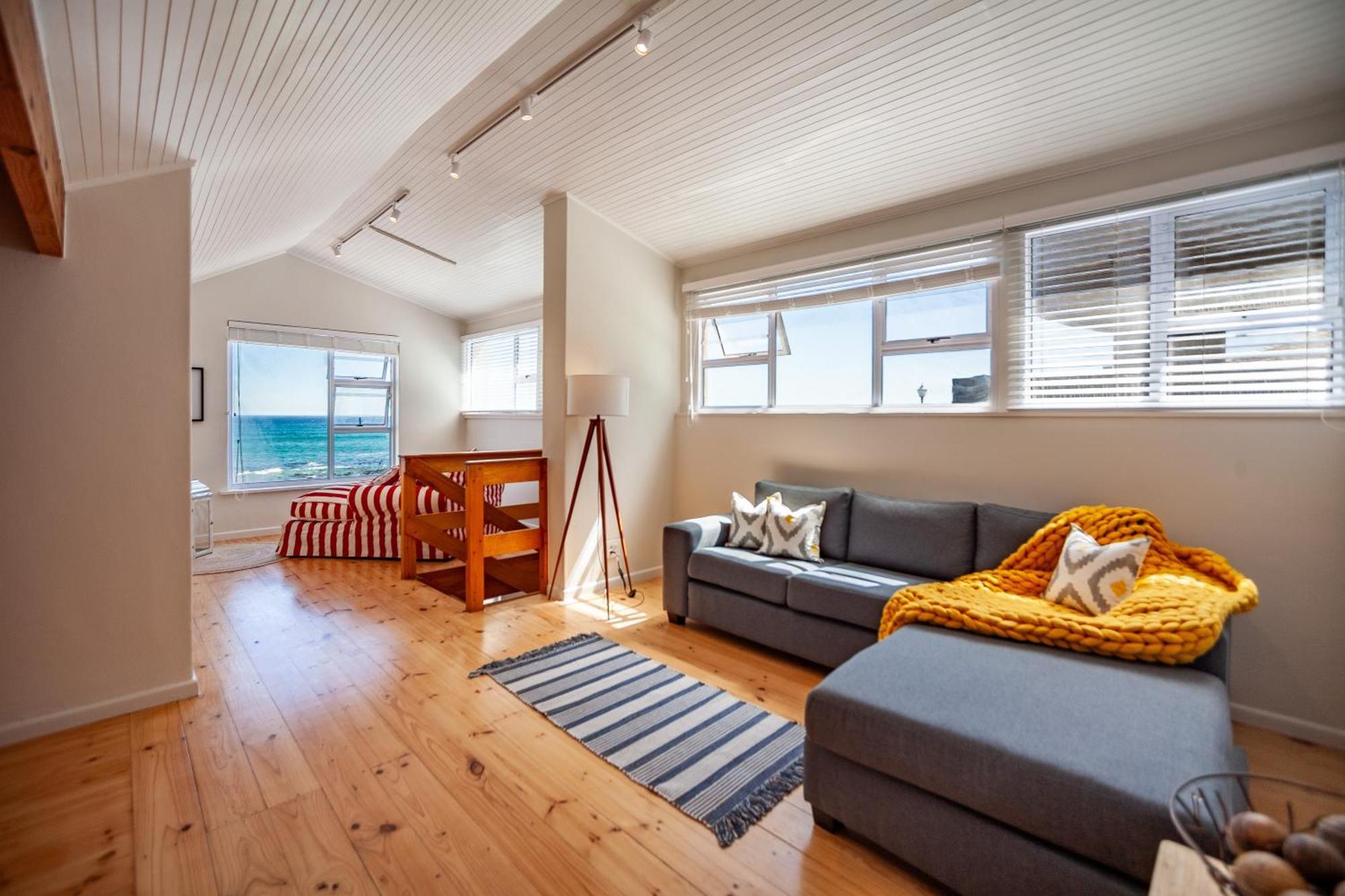 Seaside Bliss On The Beach, Bloubergstrand- 5 Bedroom Apartment
