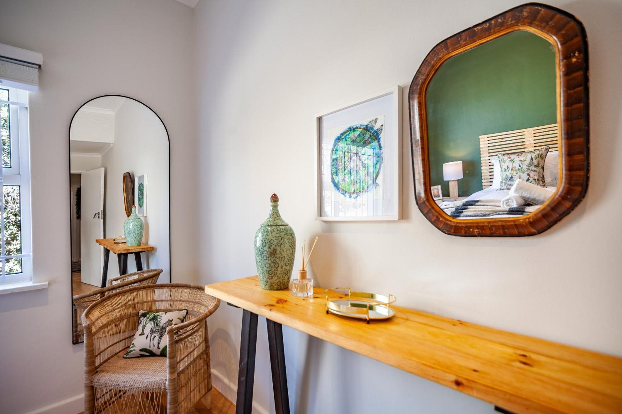 Apartment Seaside Bliss On The Beach, Bloubergstrand- 5 Bedroom Cape Town