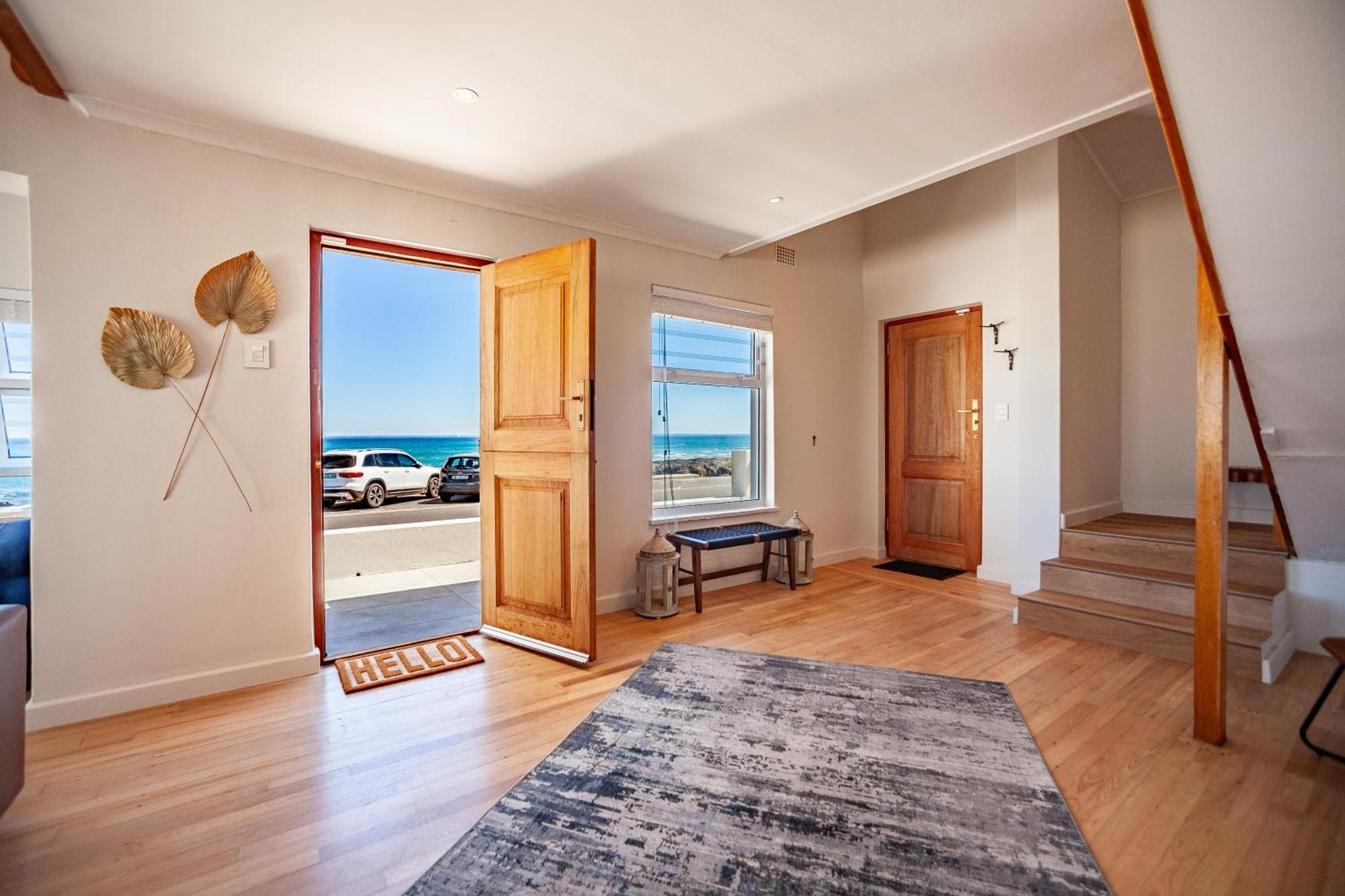 Seaside Bliss On The Beach, Bloubergstrand- 5 Bedroom