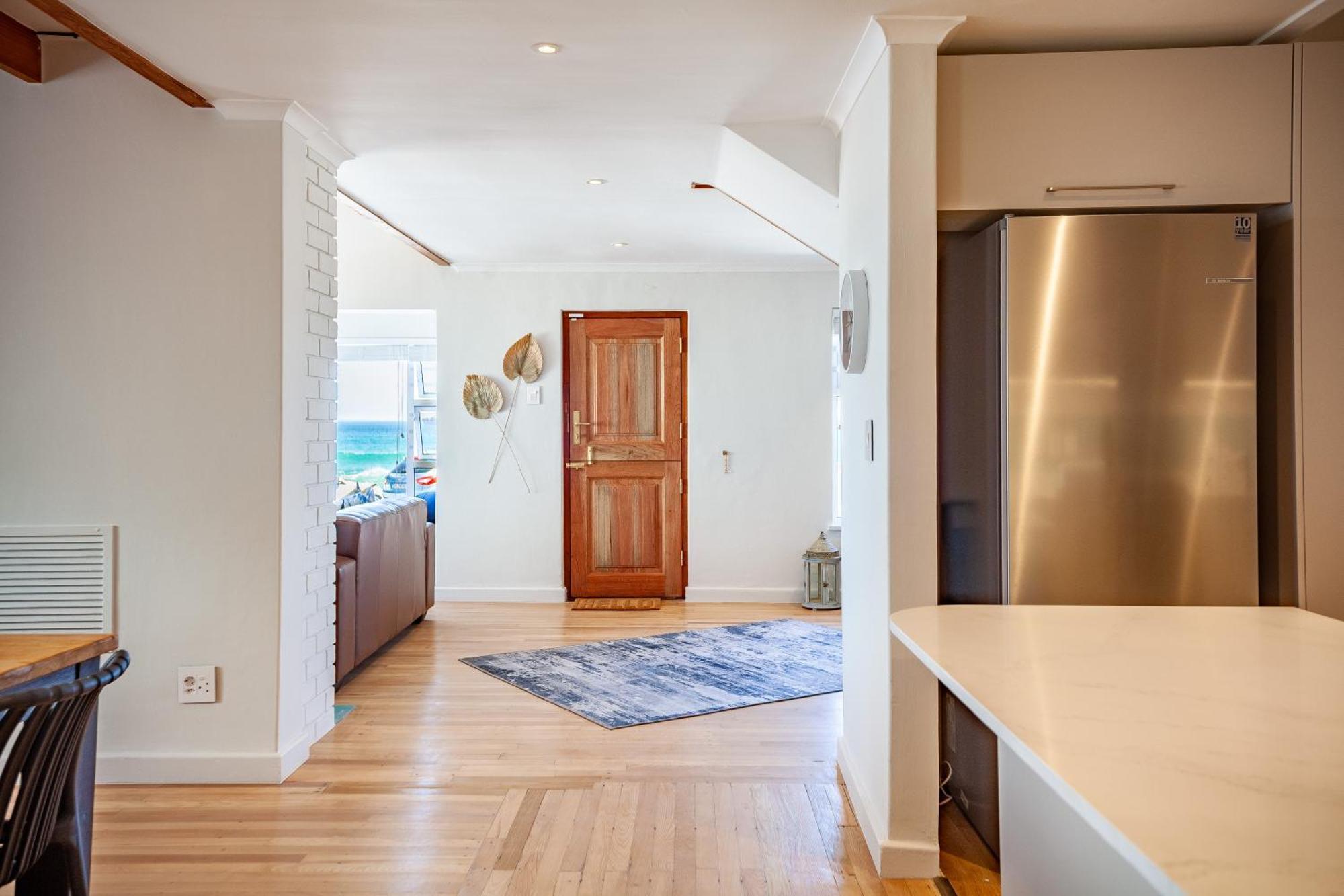 Seaside Bliss On The Beach, Bloubergstrand- 5 Bedroom Apartment *