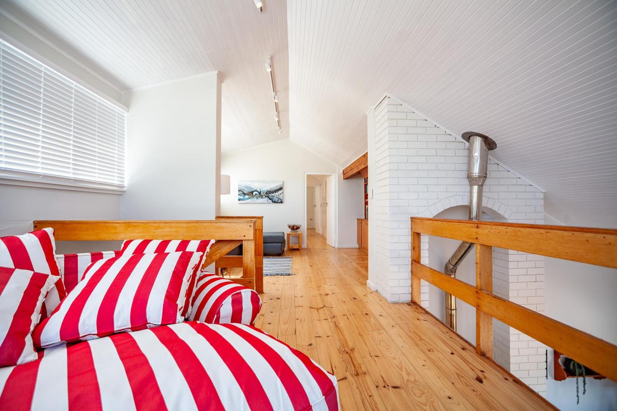 Apartment Seaside Bliss On The Beach, Bloubergstrand- 5 Bedroom Cape Town