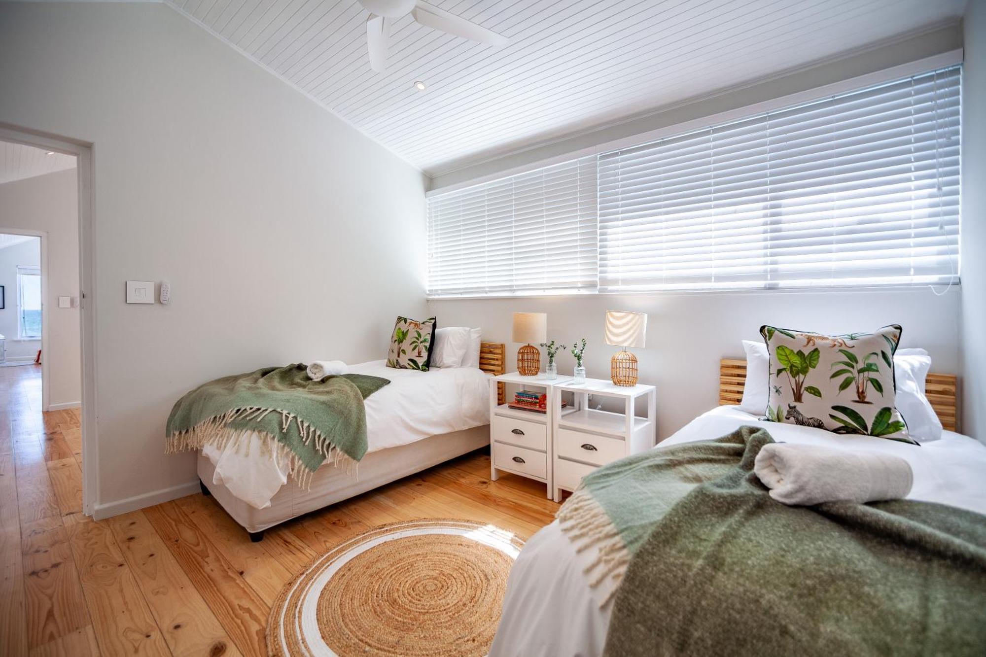 Seaside Bliss On The Beach, Bloubergstrand- 5 Bedroom Apartment *