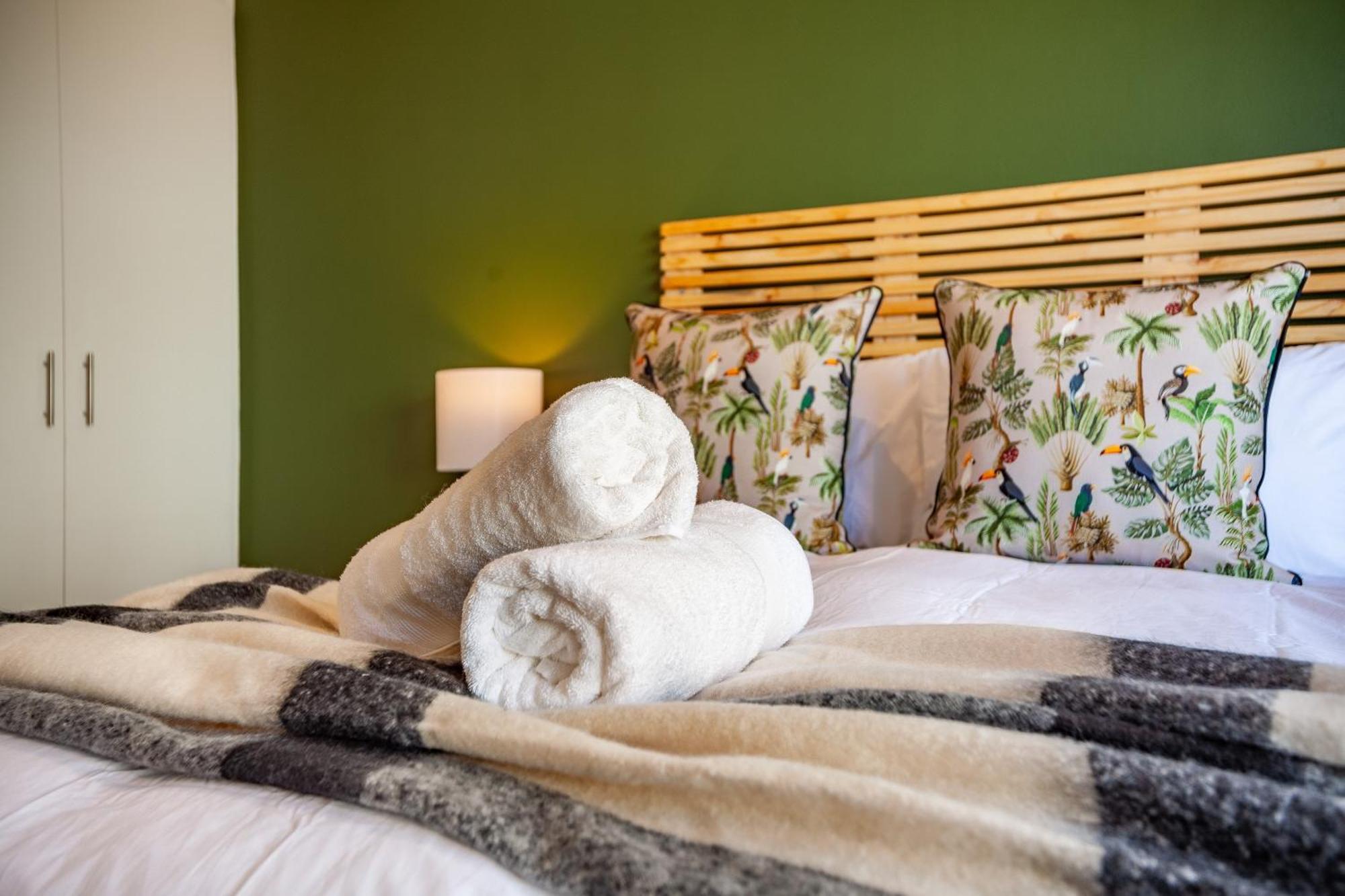 Seaside Bliss On The Beach, Bloubergstrand- 5 Bedroom Apartment *