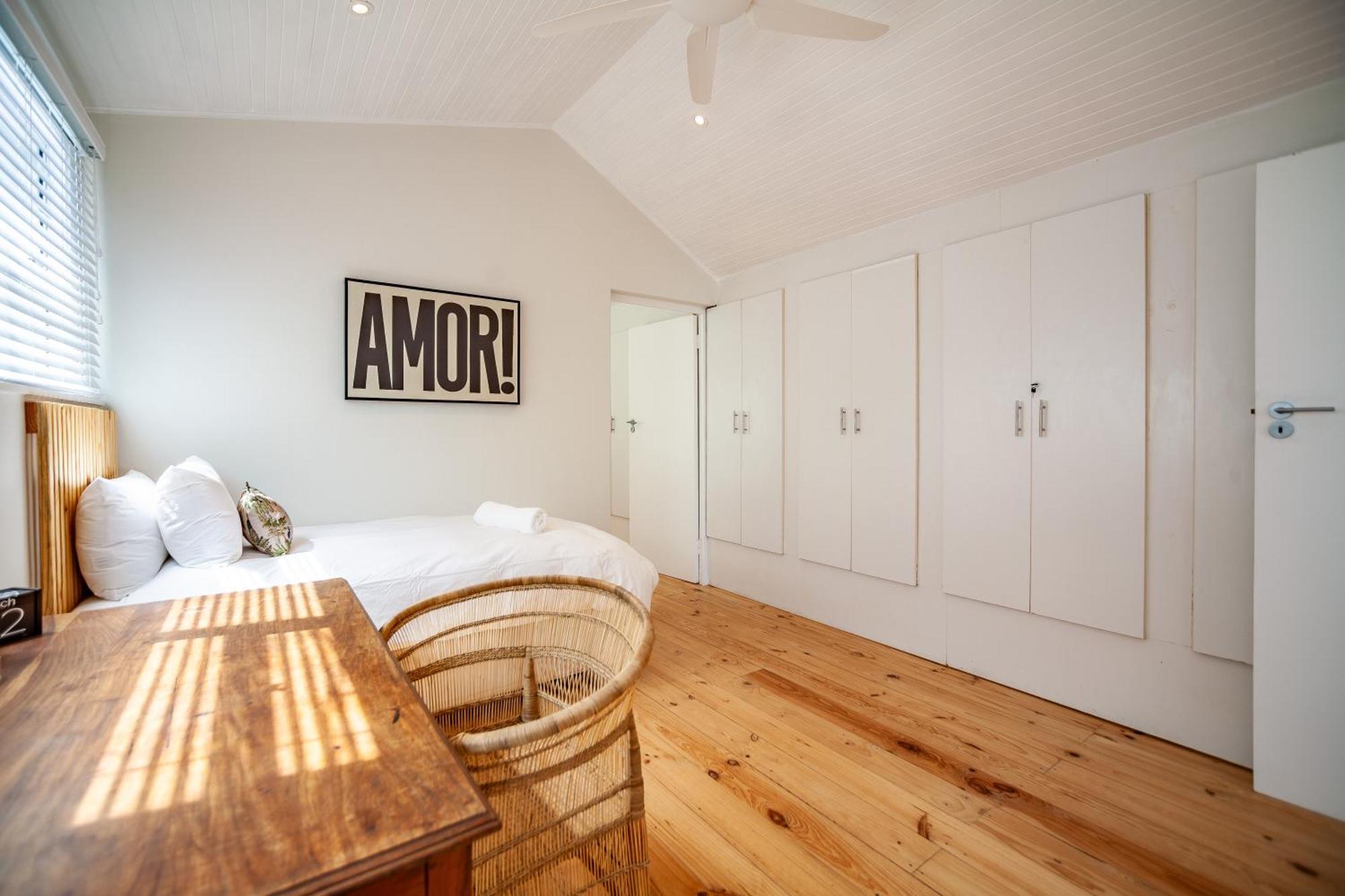 Seaside Bliss On The Beach, Bloubergstrand- 5 Bedroom Apartment