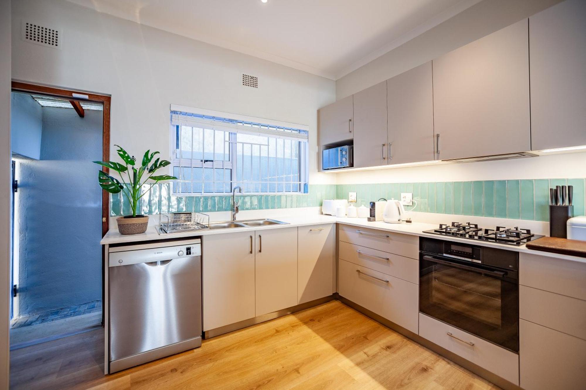 Seaside Bliss On The Beach, Bloubergstrand- 5 Bedroom Apartment *