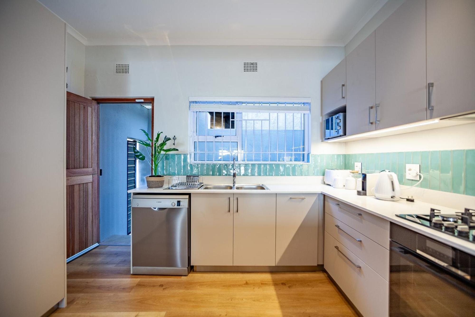 Seaside Bliss On The Beach, Bloubergstrand- 5 Bedroom Apartment