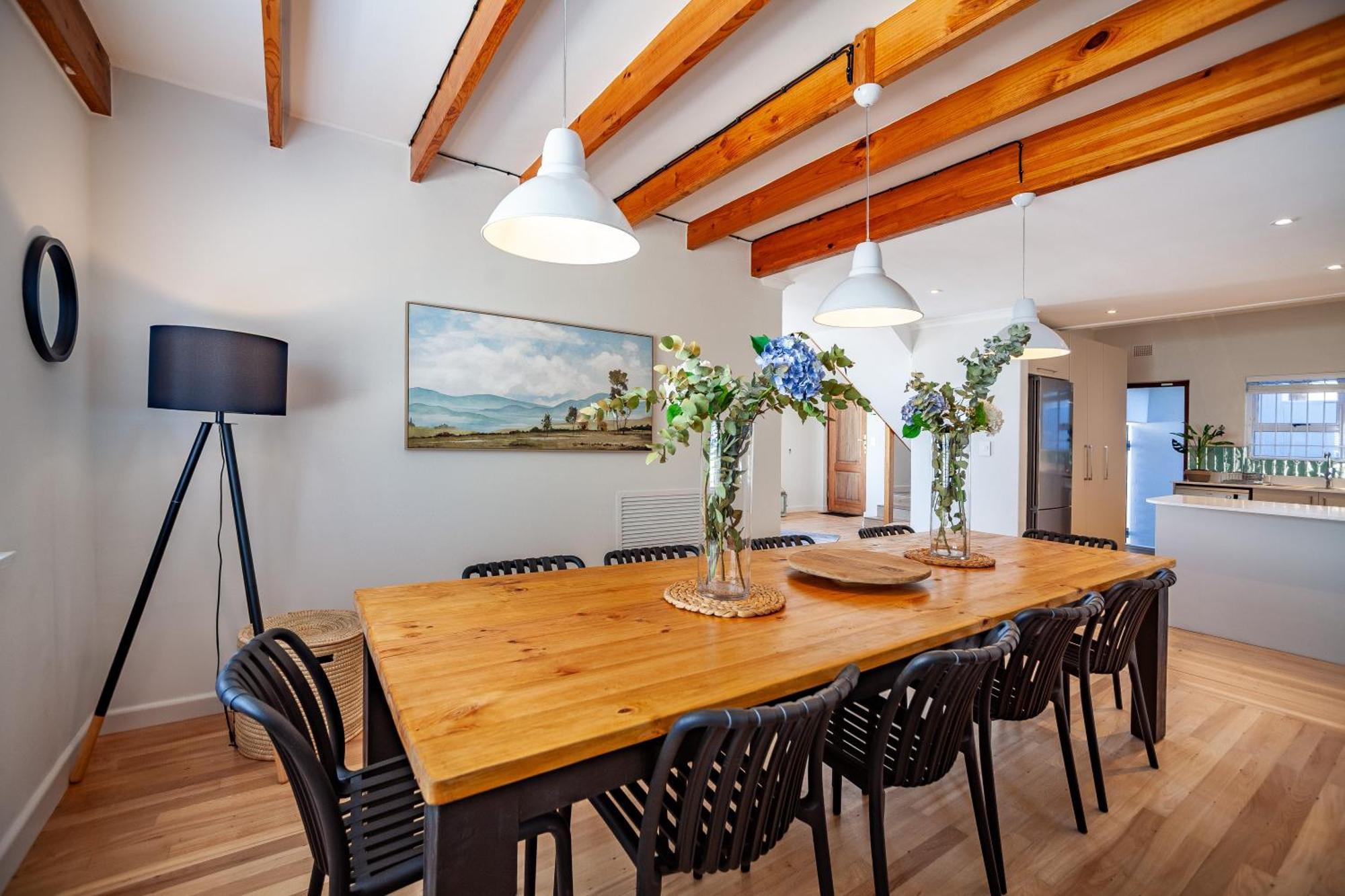 Seaside Bliss On The Beach, Bloubergstrand- 5 Bedroom Apartment *