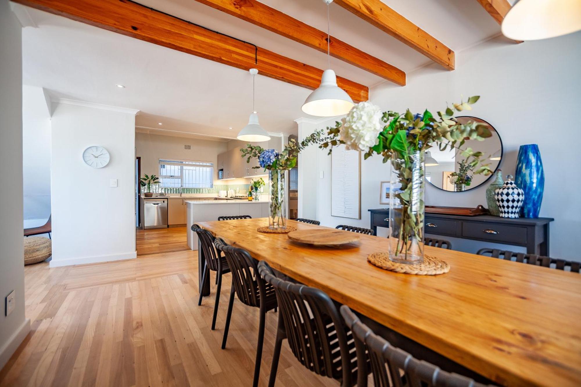 Seaside Bliss On The Beach, Bloubergstrand- 5 Bedroom Apartment Cape Town