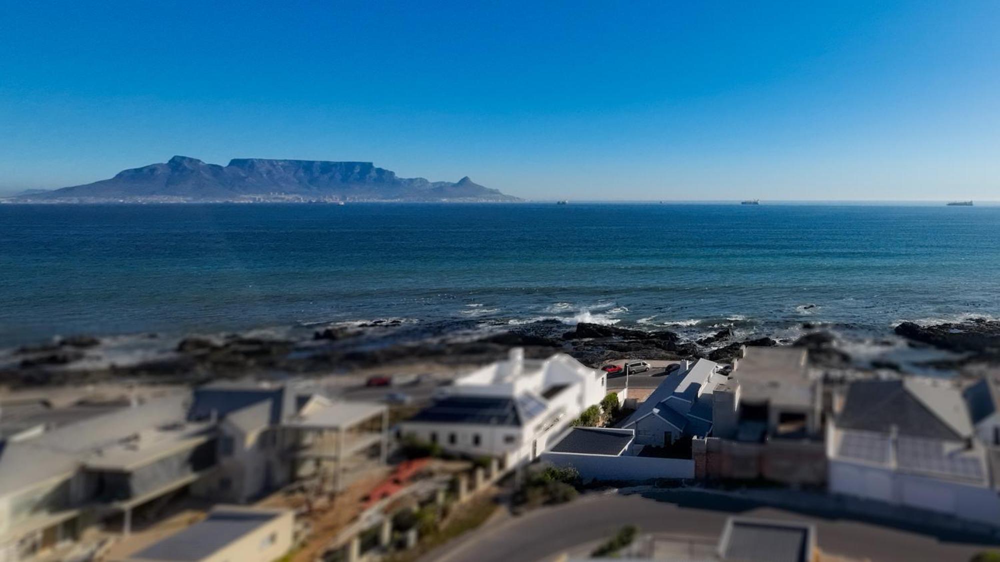 Seaside Bliss On The Beach, Bloubergstrand- 5 Bedroom Apartment *
